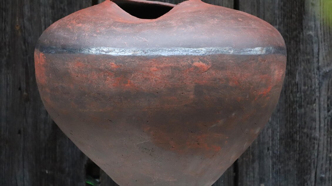 Elisabeth Saurugg erfolgreiche, steirische Künstlerin gestaltet außergewöhnliche Objekte aus Ton. | © Weingut Winkler-Hermaden