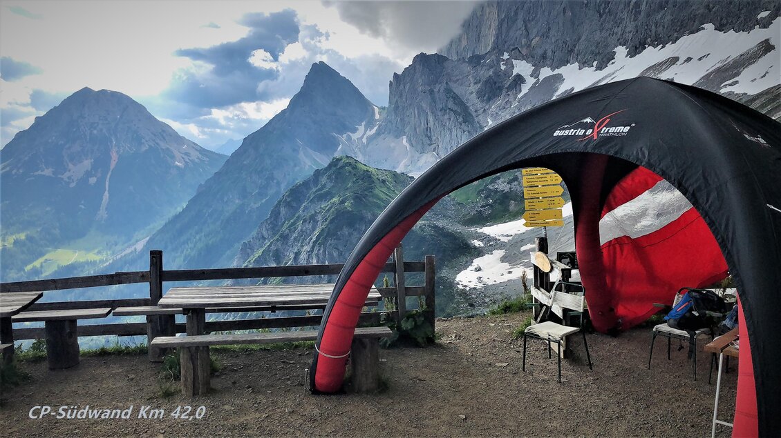 Eine Zeltstation in den Bergen mit majestätischen Gipfeln im Hintergrund. Der Ort bietet einen herrlichen Ausblick auf die umliegende Landschaft. | © Austria eXtreme