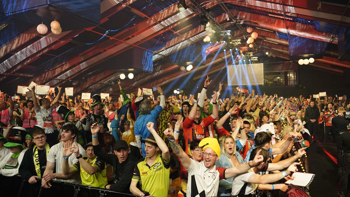 Verkleidete Fans jubeln in der Halle beim PDC Darts-Turnier in Graz. | © PDC Europe