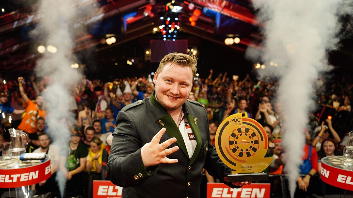 Martin Schindler mit Siegerpokal vor jubelnden Fans beim PDC Darts in Premstätten. | © PDC Europe