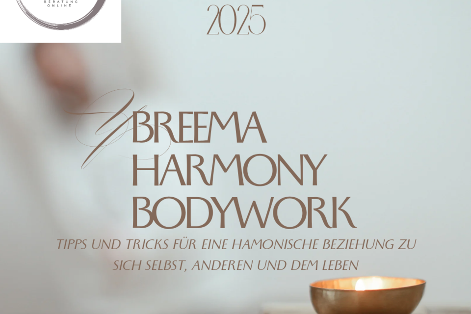 Eine entspannte Atmosphäre mit einem Tisch, auf dem eine Schale steht und eine Kerze brennt. Der Hintergrund ist unscharf und vermittelt ein Gefühl von Ruhe.