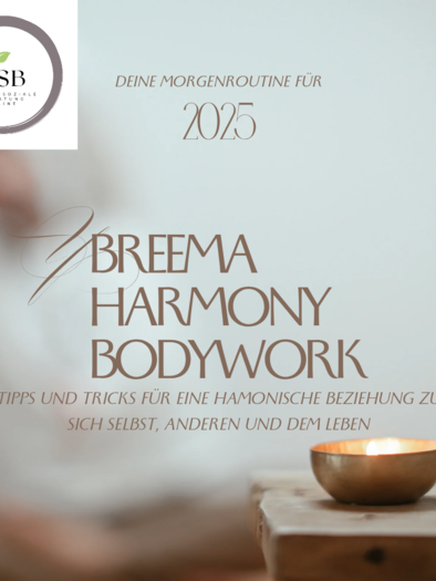 Eine entspannte Atmosphäre mit einem Tisch, auf dem eine Schale steht und eine Kerze brennt. Der Hintergrund ist unscharf und vermittelt ein Gefühl von Ruhe.