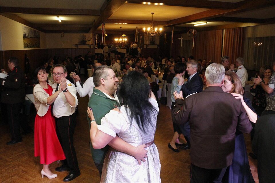 Eine festliche Tanzveranstaltung mit vielen Gästen in eleganter Kleidung. Die Menschen tanzen und haben Spaß in einem geschmackvoll dekorierten Raum. | © FF Bad Loipersdorf