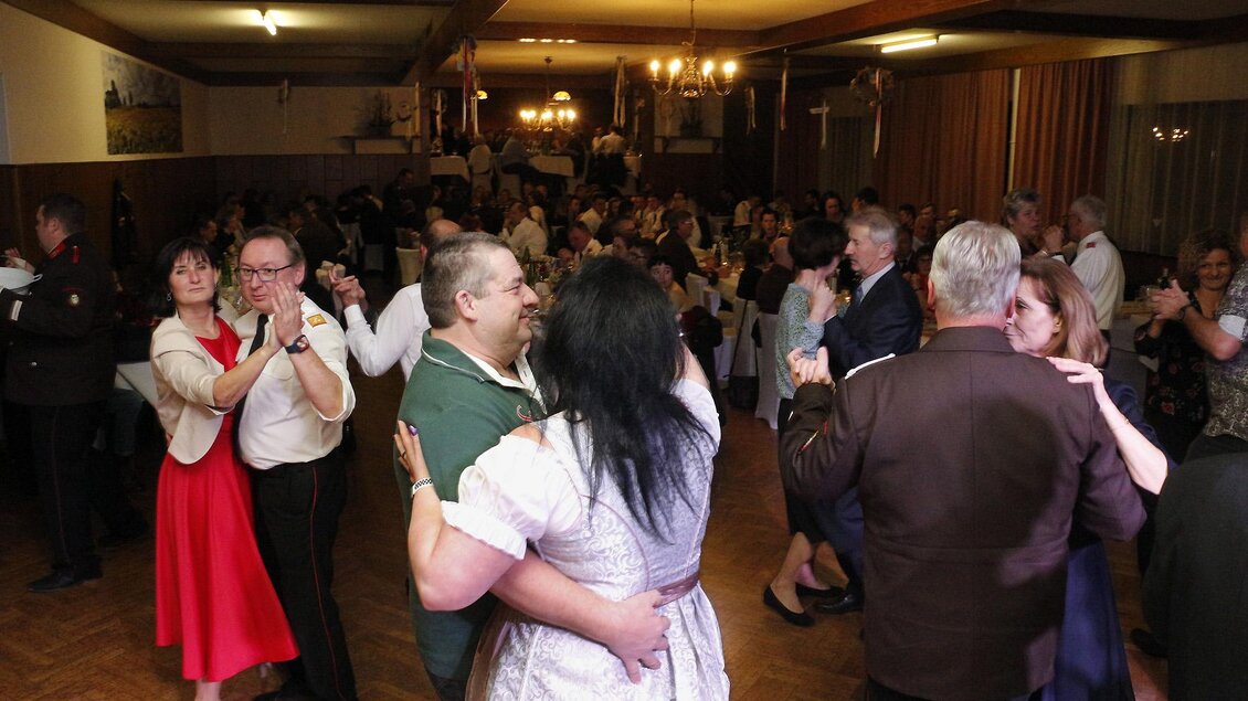 Eine festliche Tanzveranstaltung mit vielen Gästen in eleganter Kleidung. Die Menschen tanzen und haben Spaß in einem geschmackvoll dekorierten Raum. | © FF Bad Loipersdorf