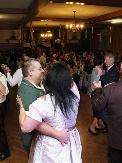 Eine festliche Tanzveranstaltung mit vielen Gästen in eleganter Kleidung. Die Menschen tanzen und haben Spaß in einem geschmackvoll dekorierten Raum. | © FF Bad Loipersdorf