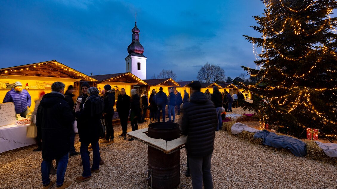 Weihnachtsstimmung am Adventmarkt, mit einer Heiztonne.  | © Region Graz-Harry Schiffer