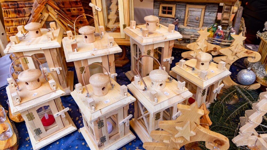 Laternen aus Holz, handgefertigt.  | © Region Graz-Harry Schiffer