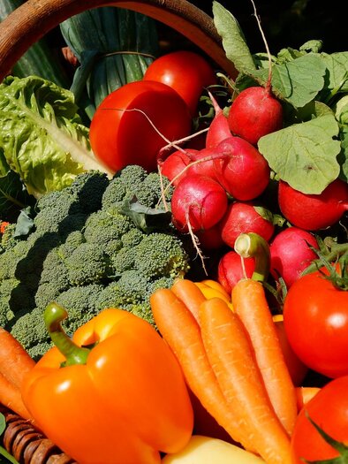 A basket full of fresh vegetables, including tomatoes, carrots, and broccoli. The colors are vibrant and the selection is diverse. | © Pixabay