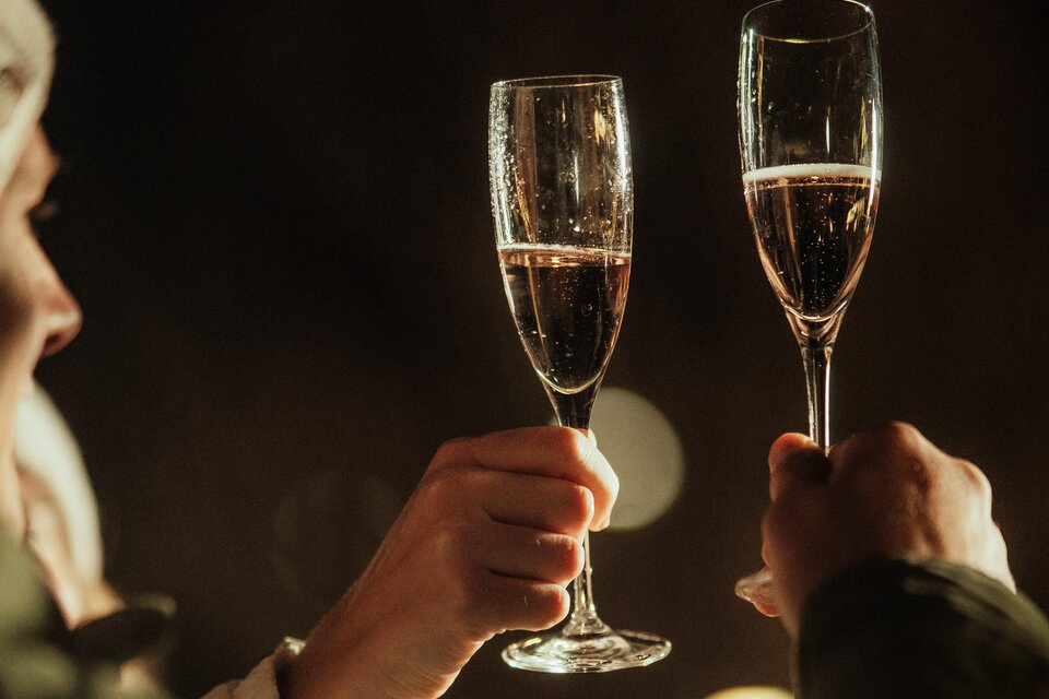 Zwei Gläser Sekt werden in der Nacht angestoßen. Die Atmosphäre ist festlich und gemütlich. | © Region Graz-studio draussen