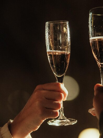 Two people toast with champagne glasses at the farmer's New Year's Eve in Lieboch. | © studio draussen