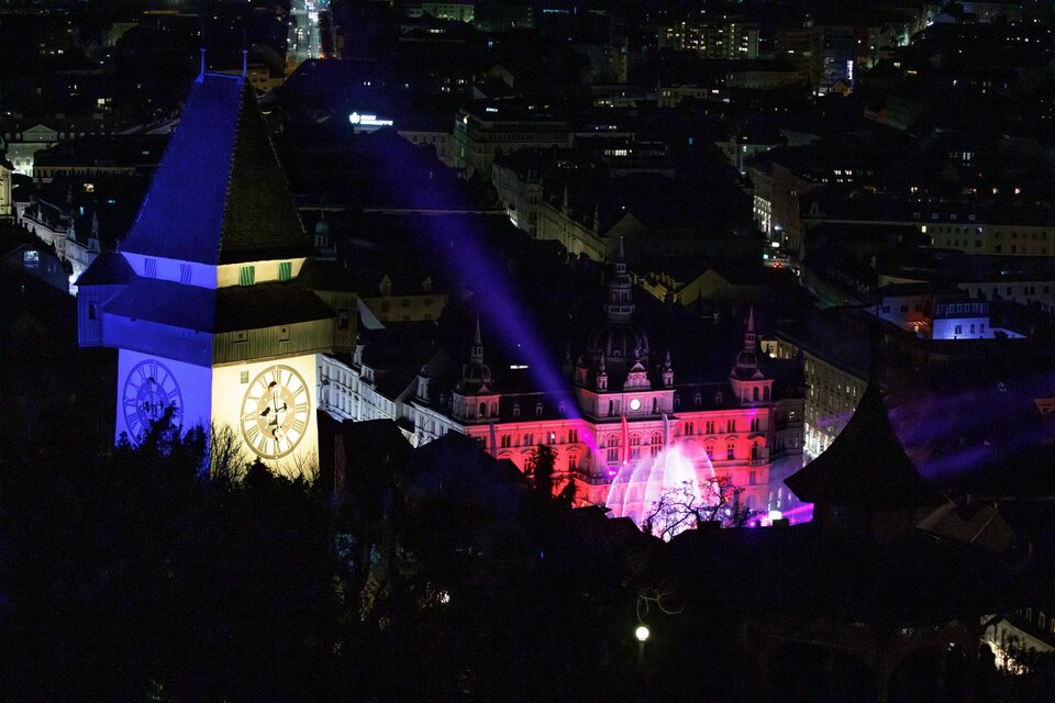 Silversternacht Blick auf den beleuchteten Grazer Schlossberg und das in pink beleuchtete Rathaus aufgrund des Silvesterspektakels | © Iventents Kulturagentur - Erwin Scheriau