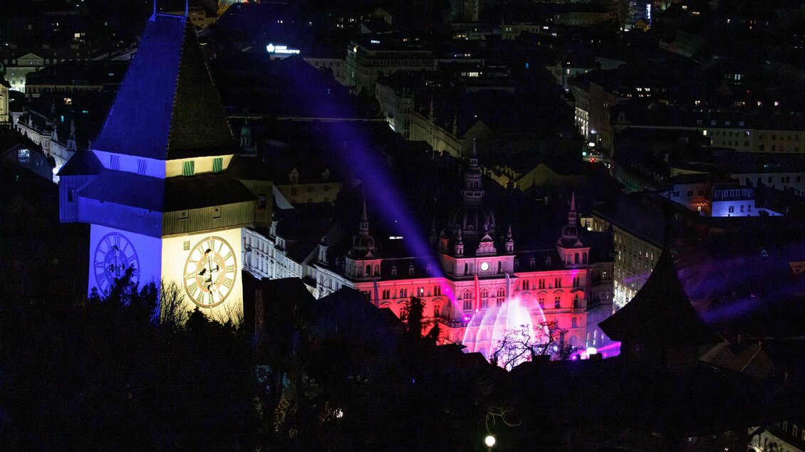 Silversternacht Blick auf den beleuchteten Grazer Schlossberg und das in pink beleuchtete Rathaus aufgrund des Silvesterspektakels | © Iventents Kulturagentur - Erwin Scheriau
