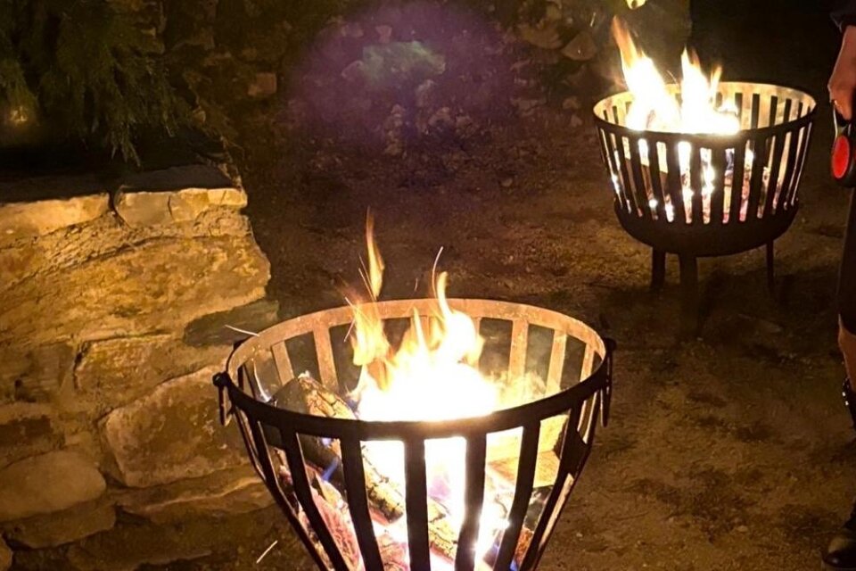 Zwei Feuerschalen brennen in der Nacht. Flammen tanzen und sorgen für eine gemütliche Atmosphäre. | © Brandl Erich