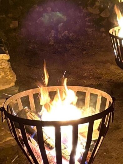 Zwei Feuerschalen brennen in der Nacht. Flammen tanzen und sorgen für eine gemütliche Atmosphäre. | © Brandl Erich