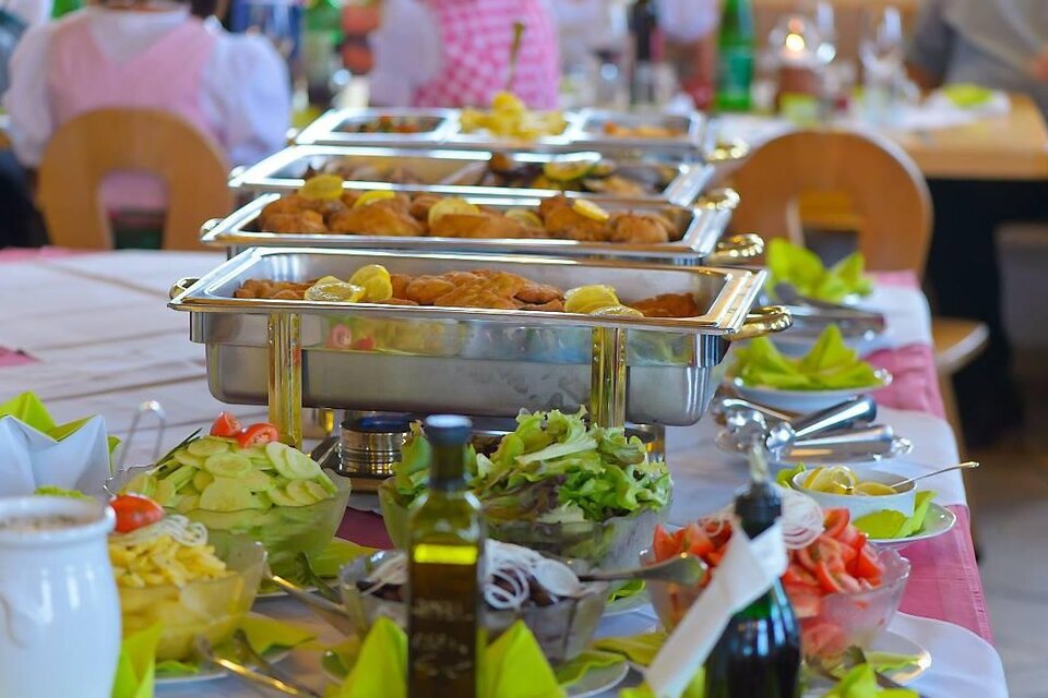 Ein schön dekorierter Tisch mit verschiedenen Gerichten. Salate und warme Speisen sind in Buffetschalen angerichtet. | © TVL