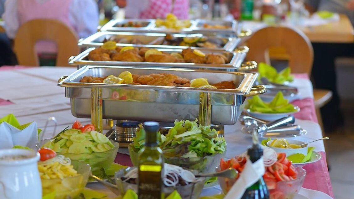 Ein schön dekorierter Tisch mit verschiedenen Gerichten. Salate und warme Speisen sind in Buffetschalen angerichtet. | © TVL