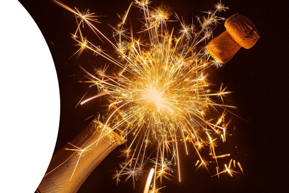 Ein funkelndes Feuerwerk von Wunderkerzen und Champagnerkorken, der gerade platzt. Ein festlicher Moment voller Freude und Feierlichkeit. | © Pixabay