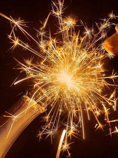 A sparkling fireworks display of sparklers and champagne corks, just popping. A festive moment full of joy and celebration. | © Pixabay