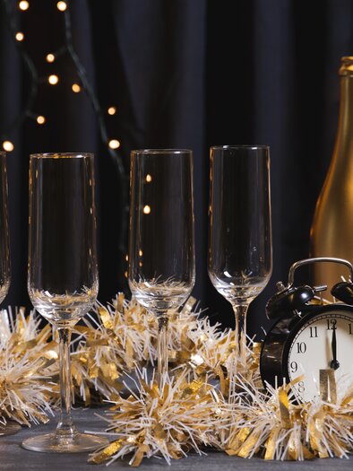 Ein festlich gedeckter Tisch mit verschiedenen Gerichten und Getränken. Der Text "Bauernsilvester" in ansprechender Schrift hebt das besondere Event hervor. | © Berggenuss Holzerbauer_Oststeiermark