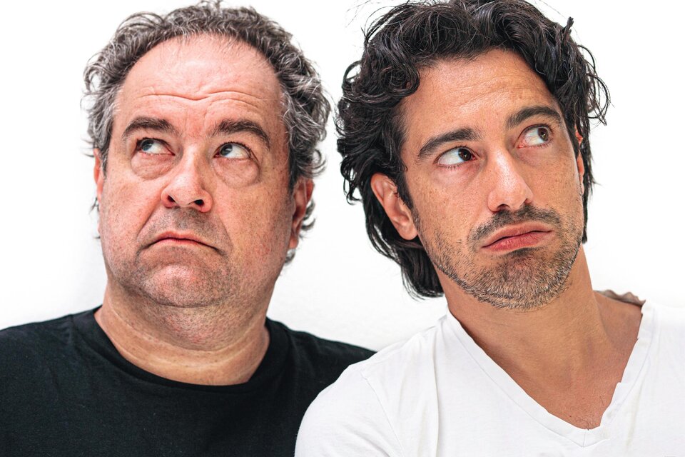 Zwei Männer mit nachdenklichem Ausdruck blicken zur Seite. Der Mann links trägt ein schwarzes T-Shirt, der Mann rechts ein weißes T-Shirt. | © © f6theopenfactory