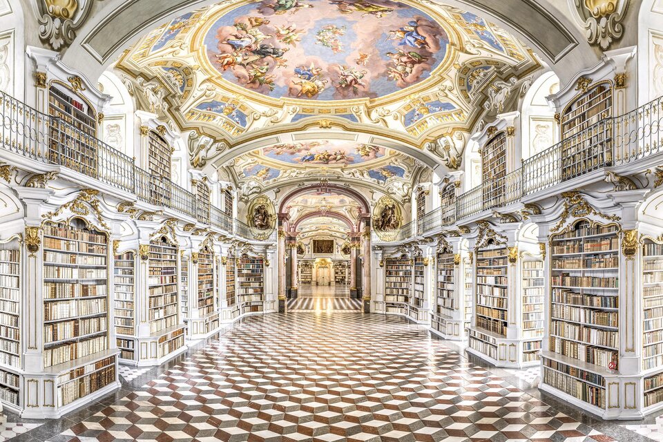 Eine prächtige Bibliothek mit hohen Decken und kunstvollen Fresken. Die Wände sind mit Regalen voller Bücher geschmückt. | © Stefan Leitner
