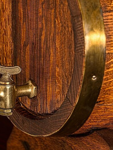 A wooden barrel with a golden faucet. The structure of the barrel is rustic and well-crafted. | © Pixabay