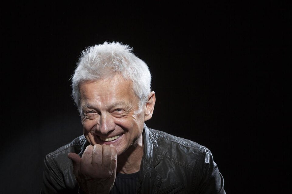 Ein älterer Mann mit grauem Haar lächelt freundlich in die Kamera. Er trägt eine schwarze Jacke und hat einen fröhlichen Ausdruck. | © @Peter Korrak