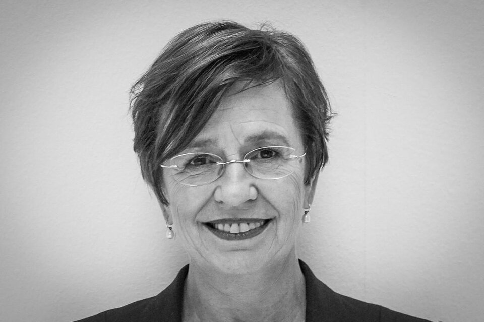 Eine Hand spielt eine Gitarre. Die Finger bewegen sich über die Saiten in einem ruhigen Moment. | © Wolfgang Zajac