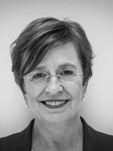 A hand plays a guitar. The fingers move over the strings in a calm moment. | © Wolfgang Zajac