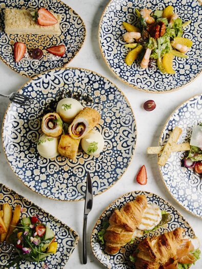 A colorful plate with flags from various countries symbolizes culinary diversity. The slogan "Food connects" conveys the idea that food brings people together.