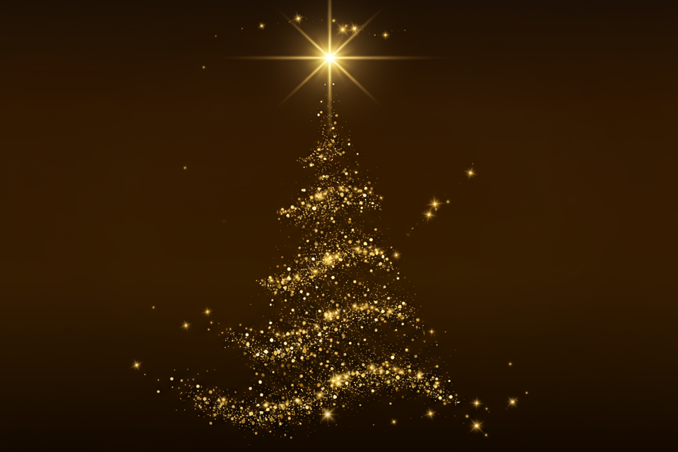 Ein glitzernder Weihnachtsbaum aus Gold mit einem strahlenden Stern an der Spitze. Der Hintergrund ist dunkelbraun und verstärkt den festlichen Glanz.