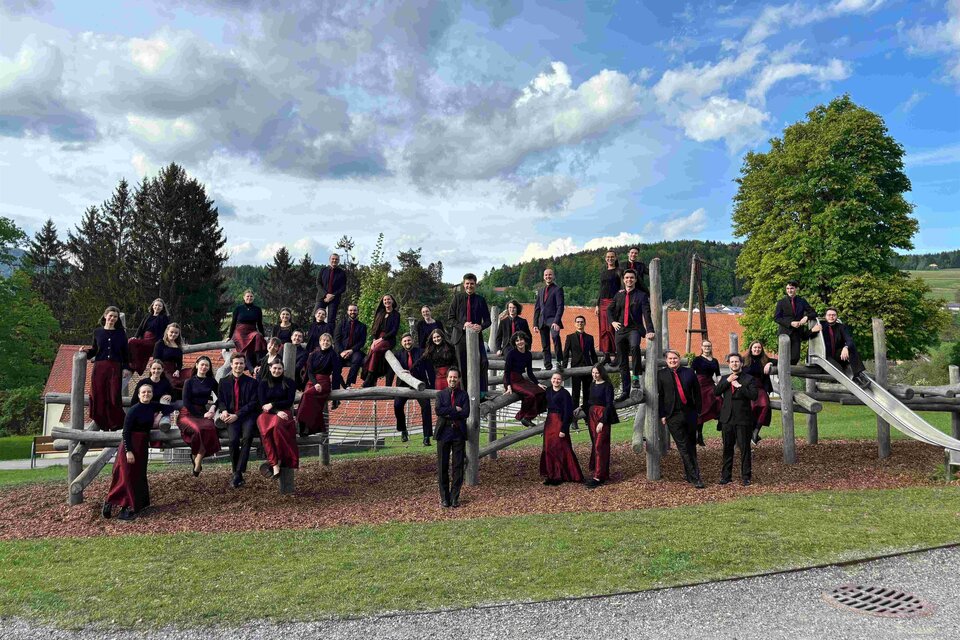 Eine Hand spielt eine Gitarre. Die Finger bewegen sich über die Saiten in einem ruhigen Moment. | © Cantanima