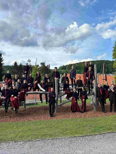 A hand plays a guitar. The fingers move over the strings in a calm moment. | © Cantanima