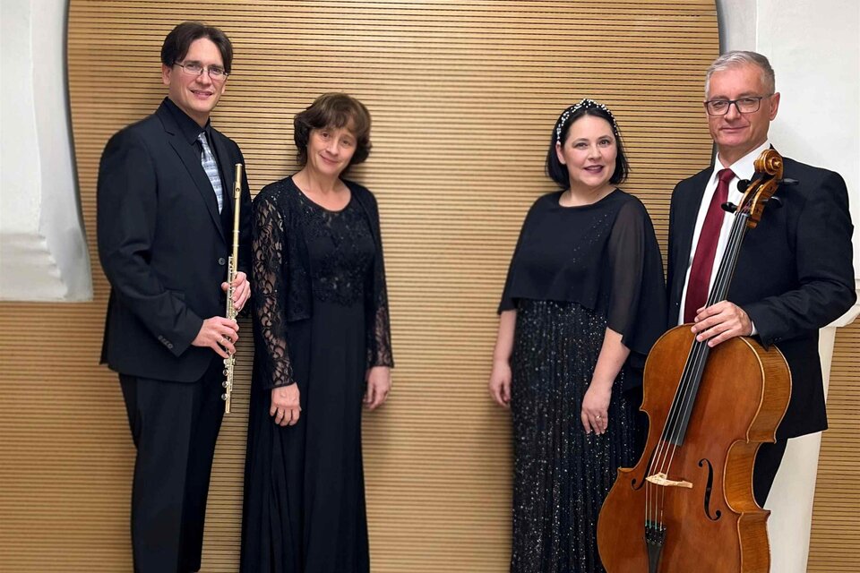 Eine Hand spielt eine Gitarre. Die Finger bewegen sich über die Saiten in einem ruhigen Moment. | © Trio ad libitum