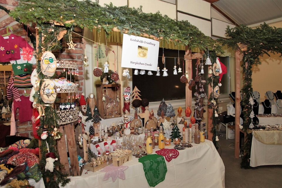 Ein festlicher Marktstand mit handgefertigten Weihnachtsdekorationen. Der Stand ist mit Tannenzweigen dekoriert und zeigt eine Vielzahl von Kunsthandwerk und Weihnachtsartikeln. | © Vereinsgemeinschaft Ehrenschachen