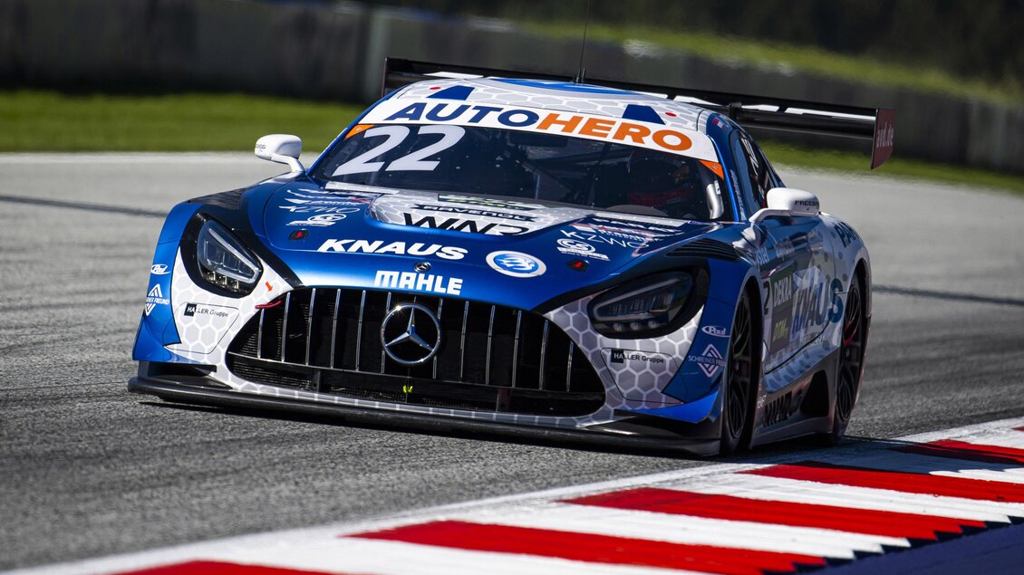 Ein Rennwagen der Marke Mercedes fährt auf einer Rennstrecke. Das Auto ist mit auffälligen Farben und Sponsorenlogos gestaltet. | © Red Bull Ring