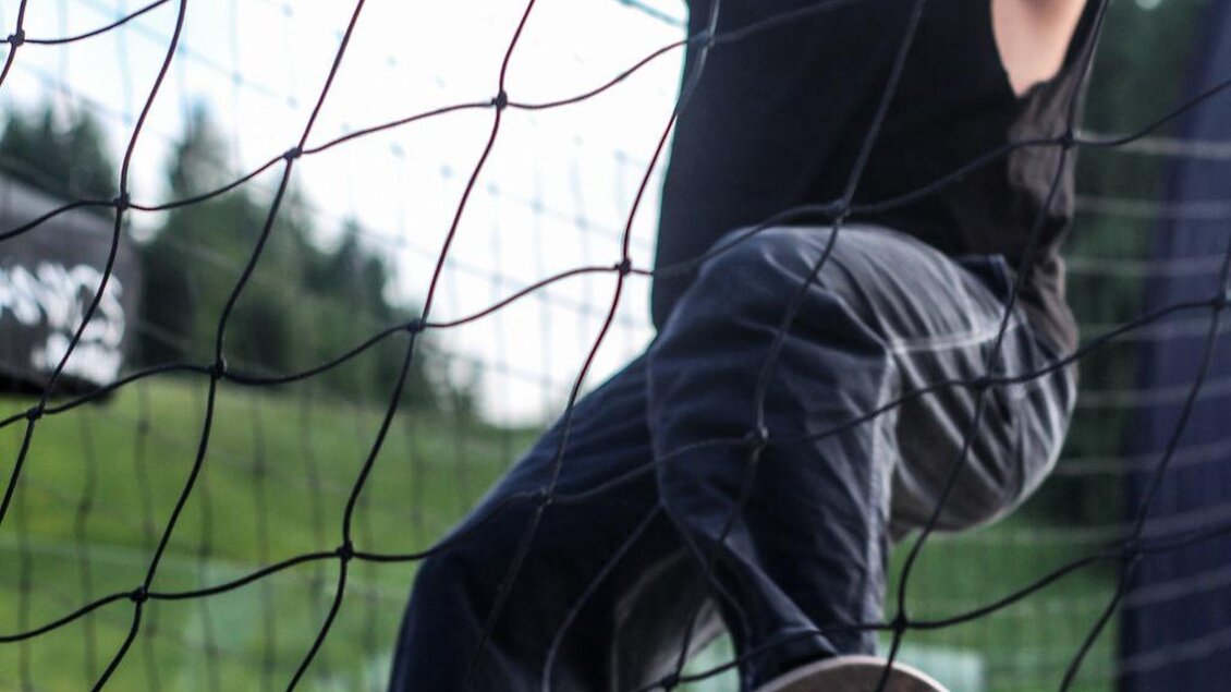 Ein Teilnehmer zeigt sein Können am Skateboard. Die Szene vermittelt Energie, Leichtigkeit und Spaß – ein moderner Kontrast zu den ruhigen Yogaeinheiten. | © Das Bergyogafestival