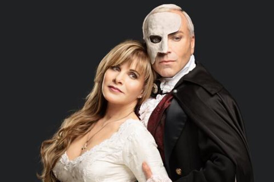 Ein Paar in historischer Kostümierung, bestehend aus einer Frau in einem eleganten weißen Kleid und einem Mann mit einer Maske. Der Hintergrund ist schwarz, was den Fokus auf die Charaktere lenkt.