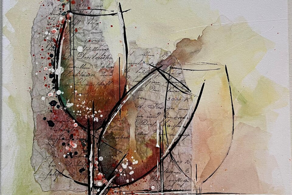 Zwei stilisierte Weingläser stehen auf einem sanften, farbigen Hintergrund. Die Komposition zeigt elegante Linien und farbige Spritzer. | © Weitenthaler