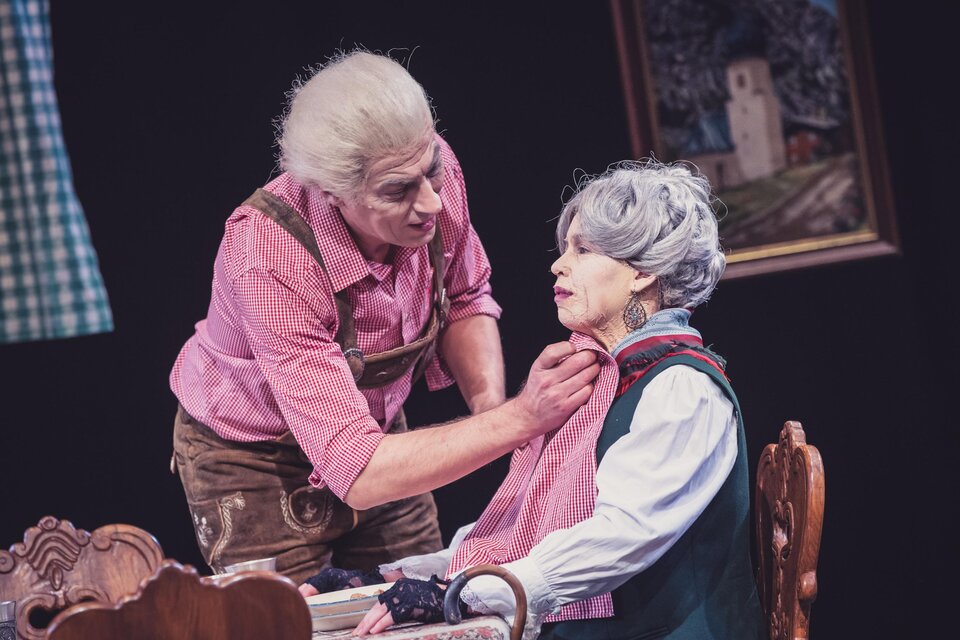 Eine Theateraufführung mit zwei Schauspielern. Ein Mann spricht mit einer älteren Frau am Tisch. | © dinner-for-one-