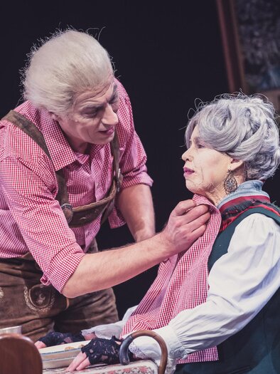 Eine Theateraufführung mit zwei Schauspielern. Ein Mann spricht mit einer älteren Frau am Tisch. | © dinner-for-one-
