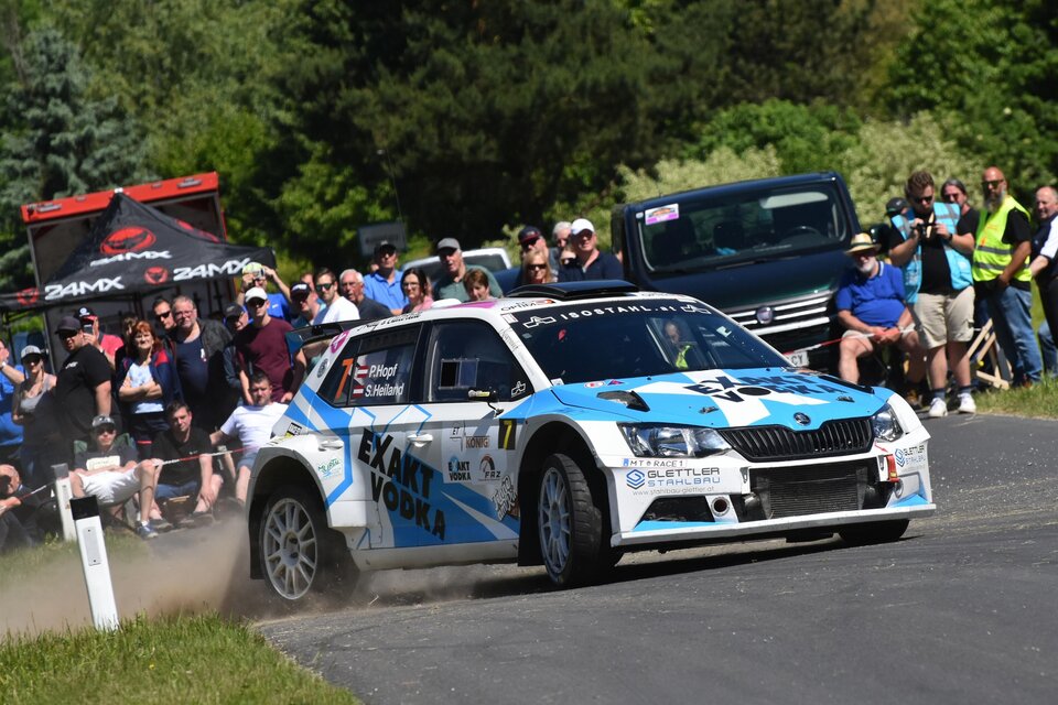 Ein Rennwagen fährt dicht an einem Zuschauerfeld vorbei. Es ist ein sonniger Tag mit vielen Menschen, die das Rennen beobachten. | © Peter Hopf