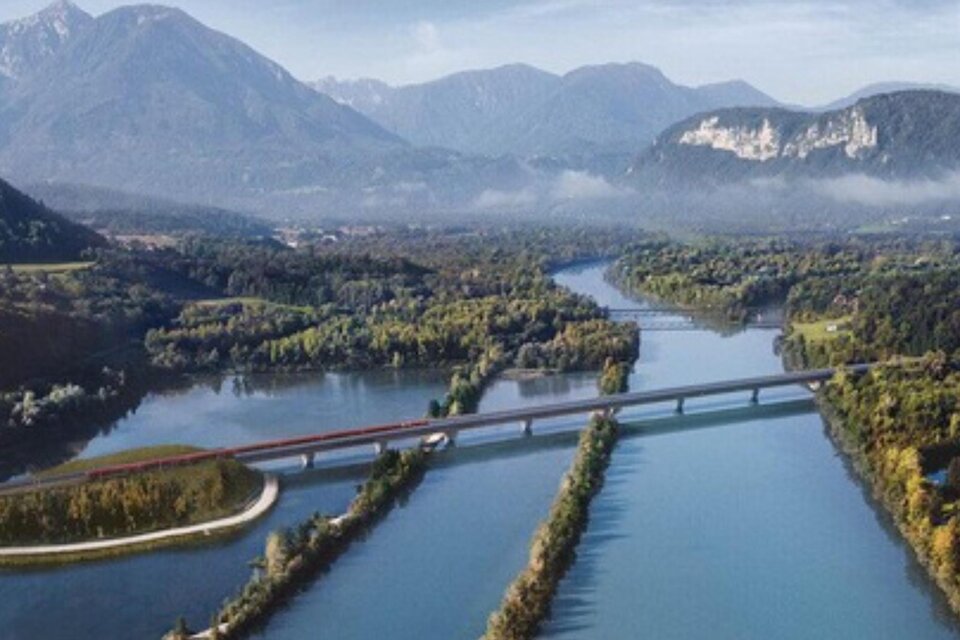 Blick auf Koralmbahn-Brücke über Fluss mit Bergen im Hintergrund in der Steiermark. | © ÖBB-Zeppcam_Blaupapier