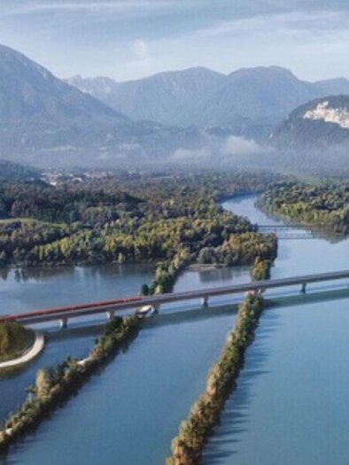View of Koralmbahn bridge over river with mountains in the background in Styria. | © ÖBB-Zeppcam_Blaupapier