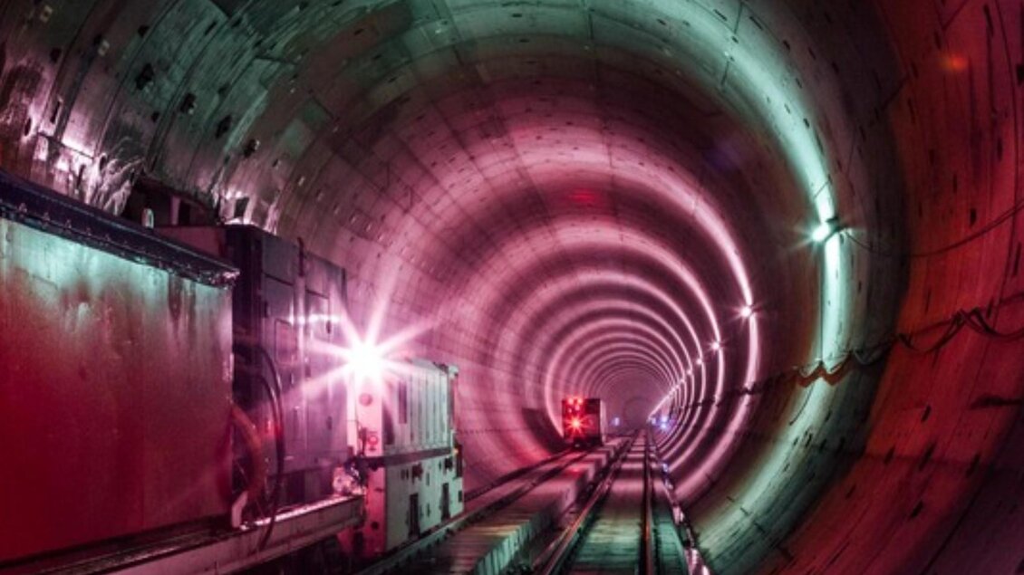 Blick in den beleuchteten Koralmtunnel mit Gleisen und Bauzug in der Steiermark. | © ÖBB-Wolfgang Werner