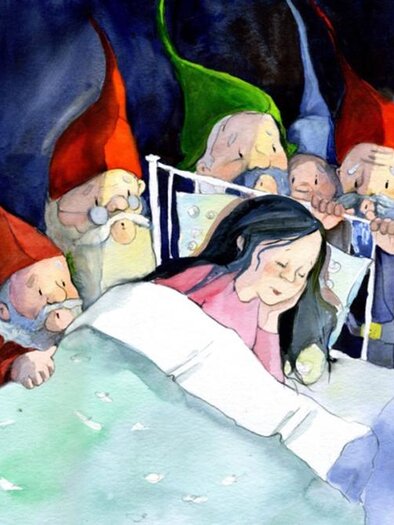 A woman is sleeping in bed while seven dwarfs stand around her with concern. They are wearing colorful hats and are anxiously looking at the sleeping woman. | ©  Don Bosco Medien GmbH