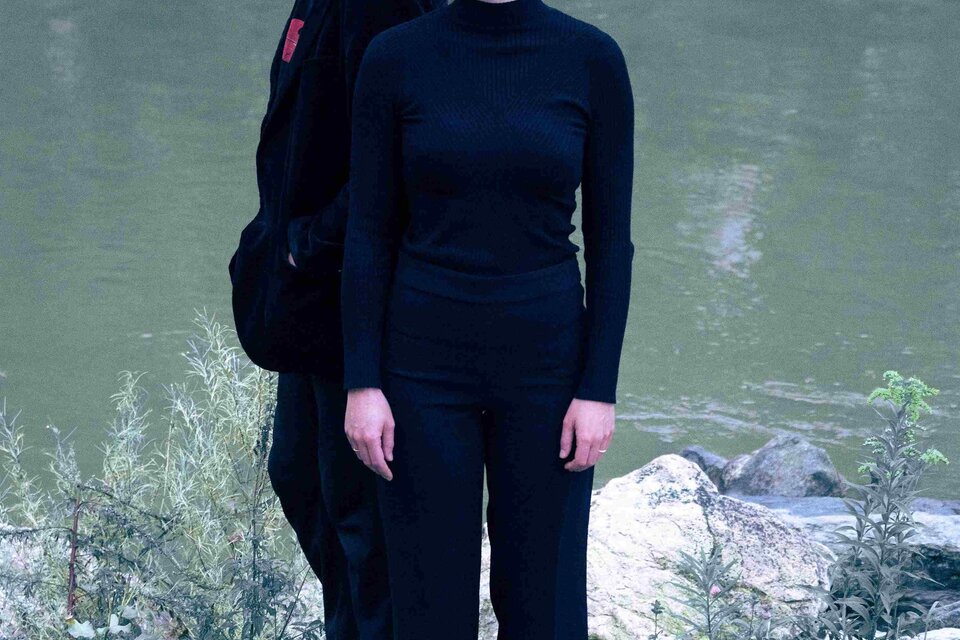 Eine Hand spielt eine Gitarre. Die Finger bewegen sich über die Saiten in einem ruhigen Moment. | © Hanna Schild