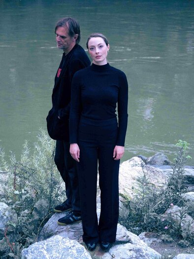 A hand plays a guitar. The fingers move over the strings in a calm moment. | © Hanna Schild