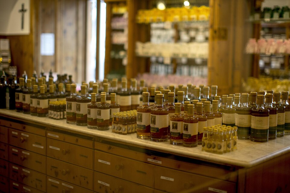 Eine Auswahl von Flaschen auf einem Tisch in einem Laden. Im Hintergrund sind Regale mit weiteren Produkten sichtbar. | © Steiermark Tourismus