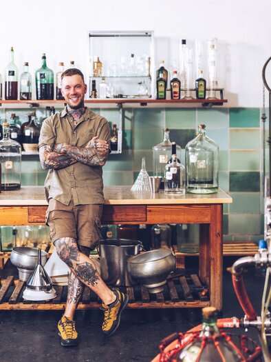 Kaj. Arzberger in der Likörmanufaktur | © Arzberger Likörmanufaktur